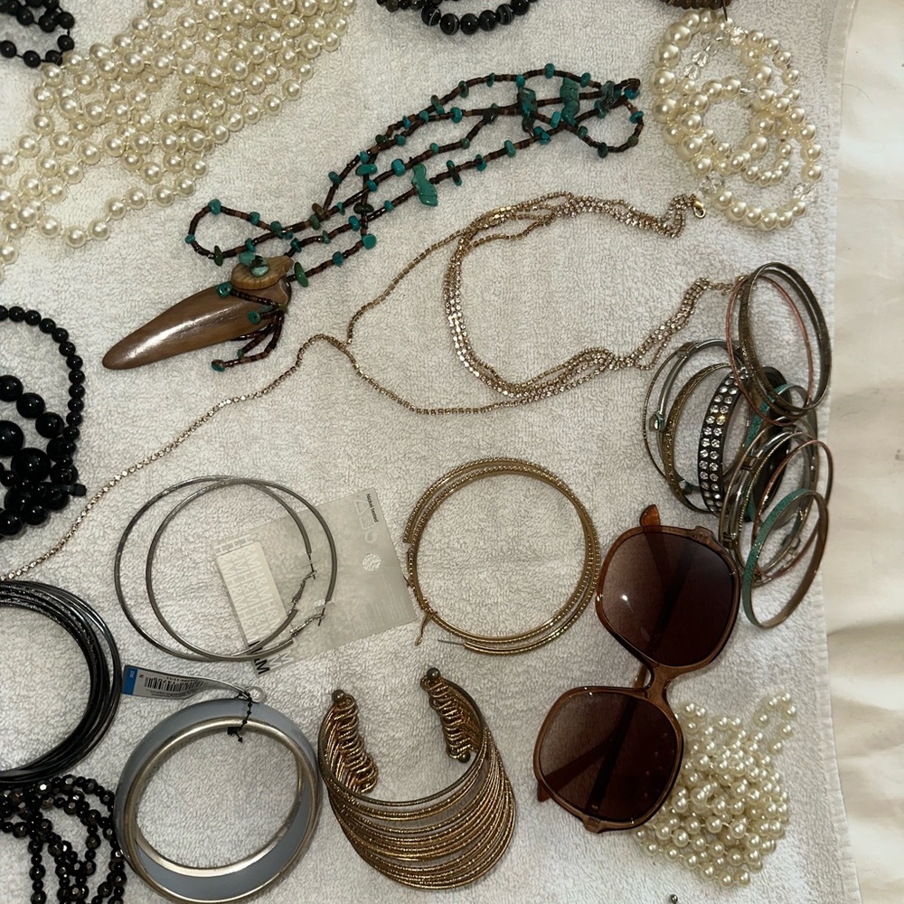 Assorted Jewelry Collection - Picture 5 of 6